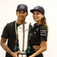  Lewis Hamilton prend la pose avec son trophée de champion du monde au côté de sa belle Nicole Scherzinger, le 24 novembre 2014 