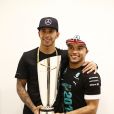  Lewis Hamilton prend la pose avec son trophée de champion du monde au côté de son petit frère, le 24 novembre 2014 