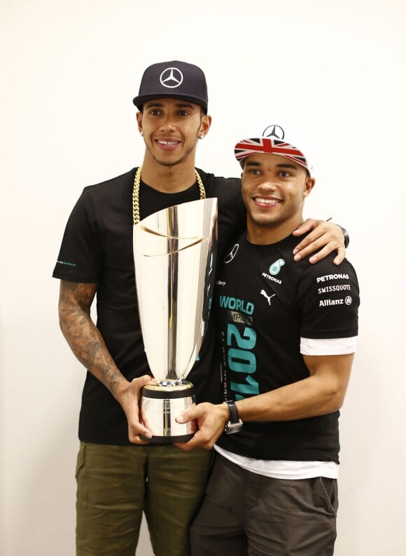 Lewis Hamilton prend la pose avec son trophée de champion du monde au côté de son petit frère, le 24 novembre 2014