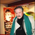Victor Lanoux au théâtre Sylvia Monfort pour la générale de la pièce "Staline mélodie" en 2000.