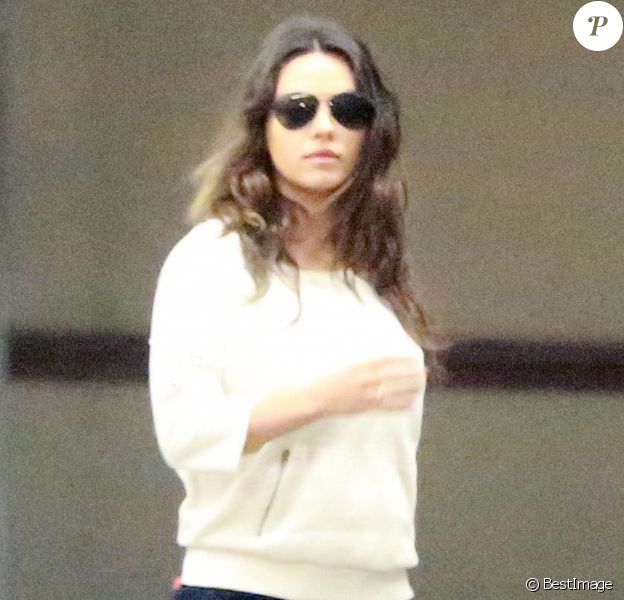 La jeune maman Mila Kunis, est all&eacute;e faire du shopping avec une amie &agrave; Studio City, le 25 novembre 2014.