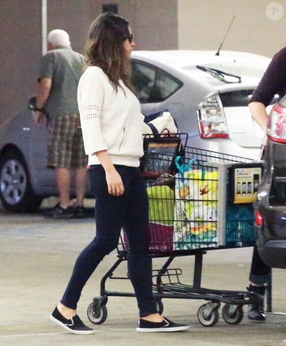 La jeune maman Mila Kunis fait ses courses à Studio City, le 25 novembre 2014.