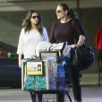  La jeune maman Mila Kunis, est all&eacute;e faire du shopping avec une amie &agrave; Studio City, le 25 novembre 2014. 