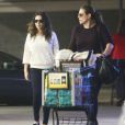  Mila Kunis, est all&eacute;e faire du shopping avec une amie &agrave; Studio City, le 25 novembre 2014. 