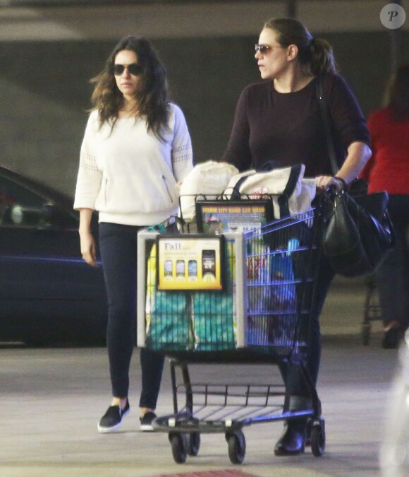 Mila Kunis, est allée faire du shopping avec une amie à Studio City, le 25 novembre 2014.