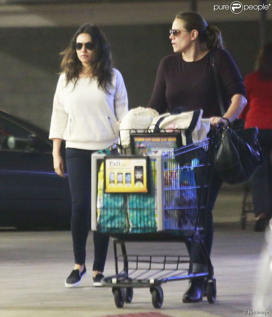  Mila Kunis, est all&amp;eacute;e faire du shopping avec une amie &amp;agrave; Studio City, le 25 novembre 2014. 