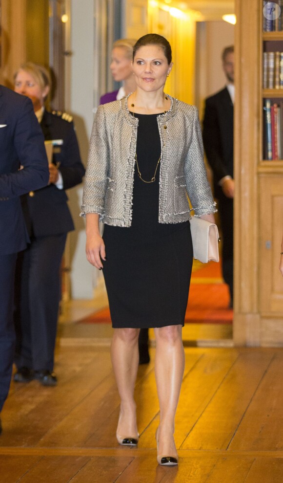 La princesse Victoria de Suède et son mari le prince Daniel assistaient le 25 novembre 2014 dans la bibliothèque Bernadotte du palais royal, à Stockholm, à un séminaire sur la lutte contre l'exclusion chez les jeunes.