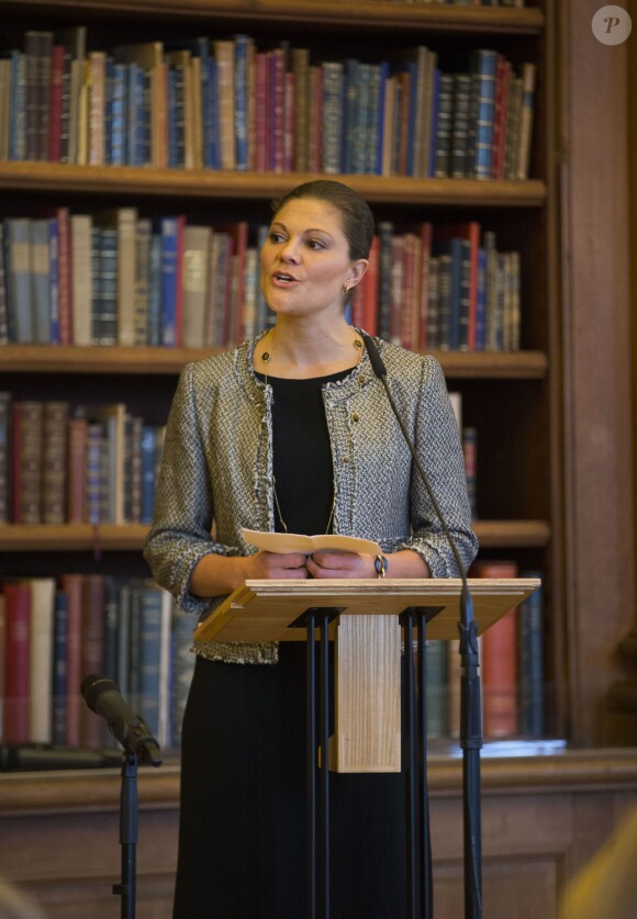 La princesse Victoria de Suède et son mari le prince Daniel assistaient le 25 novembre 2014 dans la bibliothèque Bernadotte du palais royal, à Stockholm, à un séminaire sur la lutte contre l'exclusion chez les jeunes.