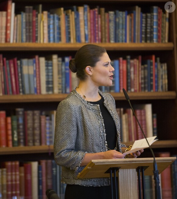 La princesse Victoria de Suède et son mari le prince Daniel assistaient le 25 novembre 2014 dans la bibliothèque Bernadotte du palais royal, à Stockholm, à un séminaire sur la lutte contre l'exclusion chez les jeunes.