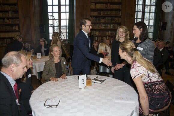 La princesse Victoria de Suède et son mari le prince Daniel assistaient le 25 novembre 2014 dans la bibliothèque Bernadotte du palais royal, à Stockholm, à un séminaire sur la lutte contre l'exclusion chez les jeunes.