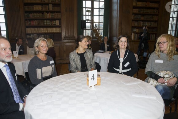 La princesse Victoria de Suède et son mari le prince Daniel assistaient le 25 novembre 2014 dans la bibliothèque Bernadotte du palais royal, à Stockholm, à un séminaire sur la lutte contre l'exclusion chez les jeunes.
