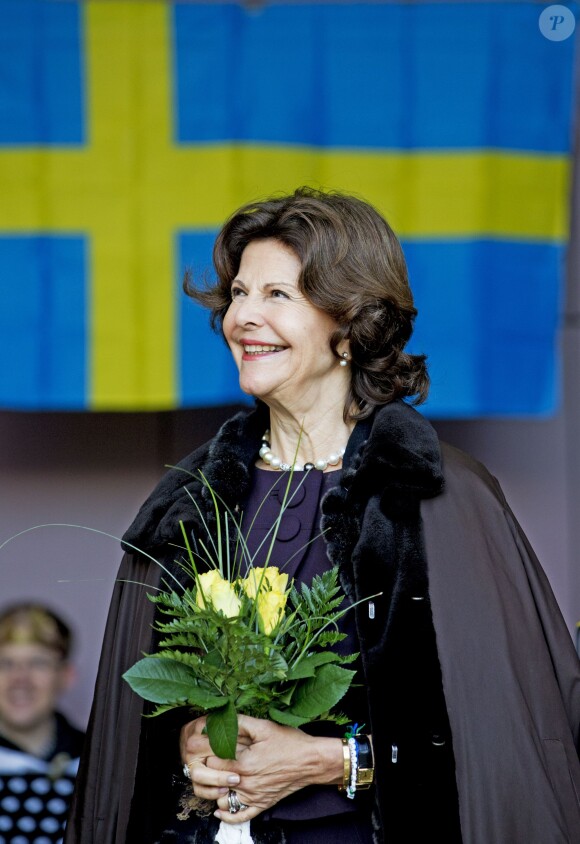 La reine Silvia de Suède en visite au château Burg Rode à Herzogenrath, en Allemagne, le 25 novembre 2014. La reine a notamment posé à côté d'un tableau représentant sa fille la princesse Victoria et sa petite-fille la princesse Estelle de Suède.
