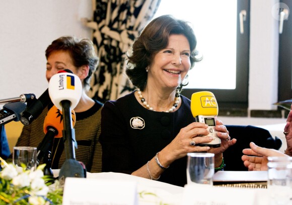 La reine Silvia de Suède en visite au château Burg Rode à Herzogenrath, en Allemagne, le 25 novembre 2014. La reine a notamment posé à côté d'un tableau représentant sa fille la princesse Victoria et sa petite-fille la princesse Estelle de Suède.