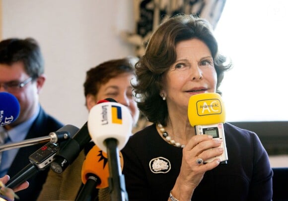 La reine Silvia de Suède en visite au château Burg Rode à Herzogenrath, en Allemagne, le 25 novembre 2014. La reine a notamment posé à côté d'un tableau représentant sa fille la princesse Victoria et sa petite-fille la princesse Estelle de Suède.