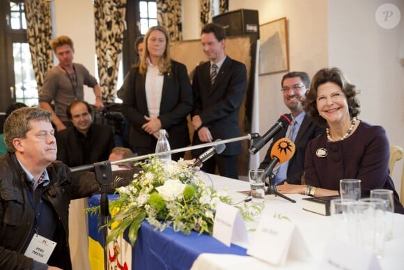 La reine Silvia de Suède en visite au château Burg Rode à Herzogenrath, en Allemagne, le 25 novembre 2014. La reine a notamment posé à côté d'un tableau représentant sa fille la princesse Victoria et sa petite-fille la princesse Estelle de Suède.