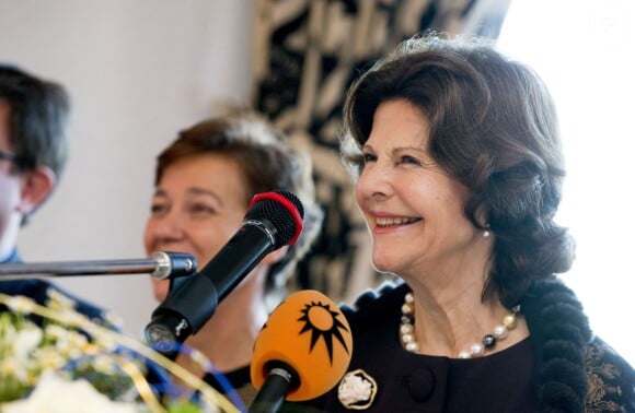 La reine Silvia de Suède en visite au château Burg Rode à Herzogenrath, en Allemagne, le 25 novembre 2014. La reine a notamment posé à côté d'un tableau représentant sa fille la princesse Victoria et sa petite-fille la princesse Estelle de Suède.