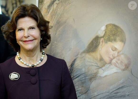 La reine Silvia de Suède reçoit le prix Martin Buber à Kerkrade, aux Pays-Bas, le 25 novembre 2014.