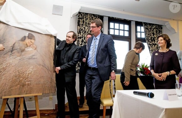 La reine Silvia de Suède reçoit le prix Martin Buber à Kerkrade, aux Pays-Bas, le 25 novembre 2014.