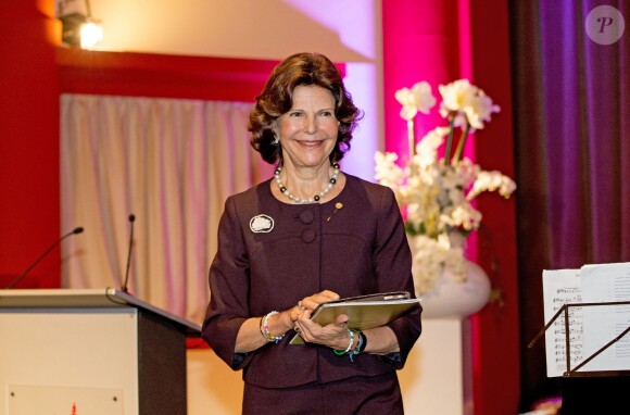 La reine Silvia de Suède reçoit le prix Martin Buber à Kerkrade, aux Pays-Bas, le 25 novembre 2014.