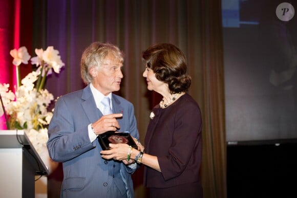 La reine Silvia de Suède reçoit le prix Martin Buber à Kerkrade, aux Pays-Bas, le 25 novembre 2014.