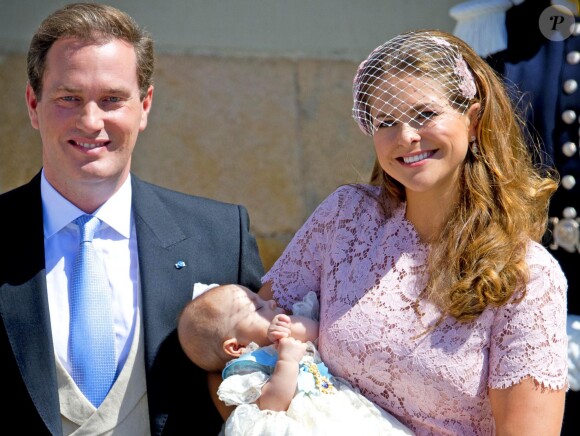 La princesse Madeleine de Suède et Christopher O'Neill avec leur fille la princesse Leonore lors de son baptême, le 8 juin 2014 à Stockholm
