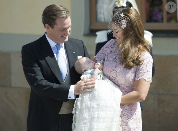 La princesse Madeleine de Suède et Christopher O'Neill avec leur fille la princesse Leonore lors de son baptême, le 8 juin 2014 à Stockholm