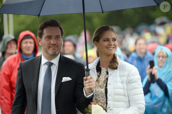 La princesse Madeleine et Chris O'Neill se sont fait tremper lors de l'anniversaire de la princesse Victoria de Suède à Borgholm le 14 juillet 2014