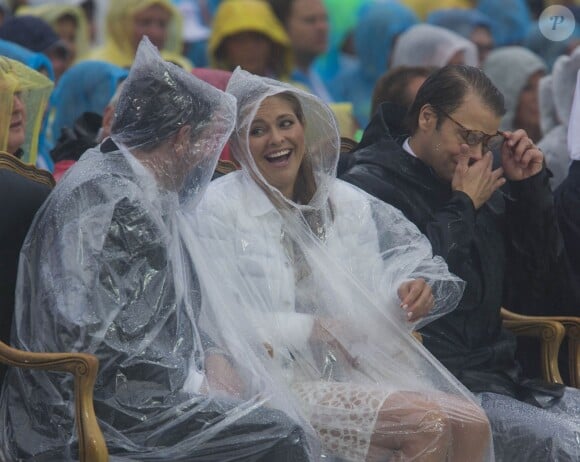 La princesse Madeleine et Chris O'Neill se sont fait tremper lors de l'anniversaire de la princesse Victoria de Suède à Borgholm le 14 juillet 2014