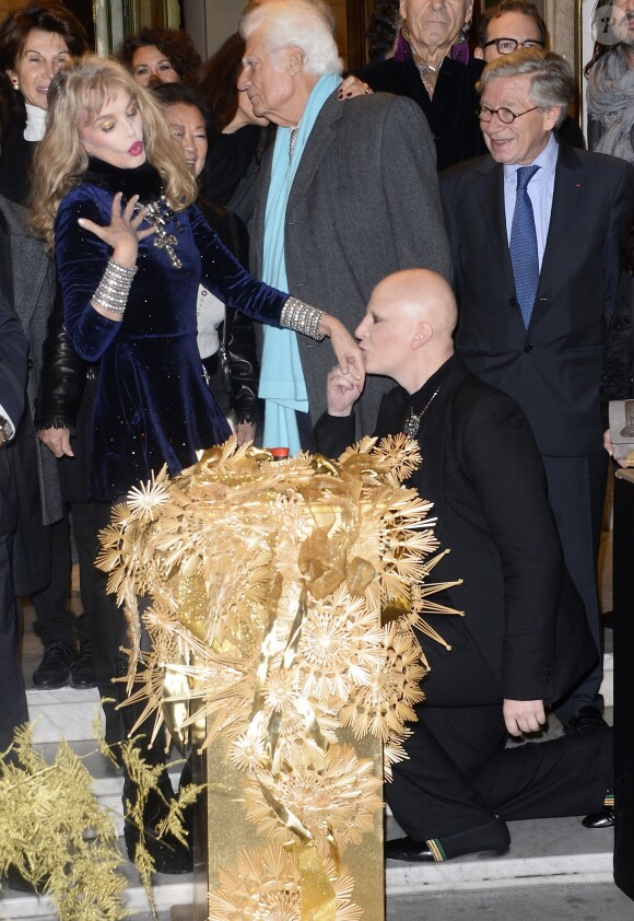 Arielle Dombasle, Ali Mahdavi, Jean-Claude Catalan lors de la 19e édition des Sapins de Noël des créateurs au théâtre des Champs-Elysées à Paris, le 27 novembre 2014.