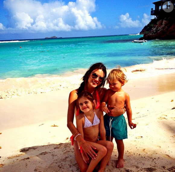 Alessandra Ambrosio en vacances avec ses enfants à Saint-Barthélémy