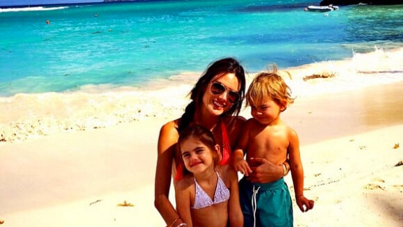 Alessandra Ambrosio en vacances : Bikini et bisous, une maman au top !