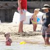 Drew Barrymore et sa fille Olive profitent de la journée sur une plage de Cape Cod dans le Massachusetts, le 23 août 2014. Malgré son statut de star, Drew Barrymore est comme n'importe quelle américaine tranquillement sur la plage.