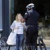 Exclusif :Drew Barrymore est interpellée par un policier et reçoit une amende pour avoir traversé la rue en dehors des passages piétons à Los Angeles. Le 27 novembre 2014