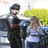 Exclusif :Drew Barrymore est interpellée par un policier et reçoit une amende pour avoir traversé la rue en dehors des passages piétons à Los Angeles. Le 27 novembre 2014