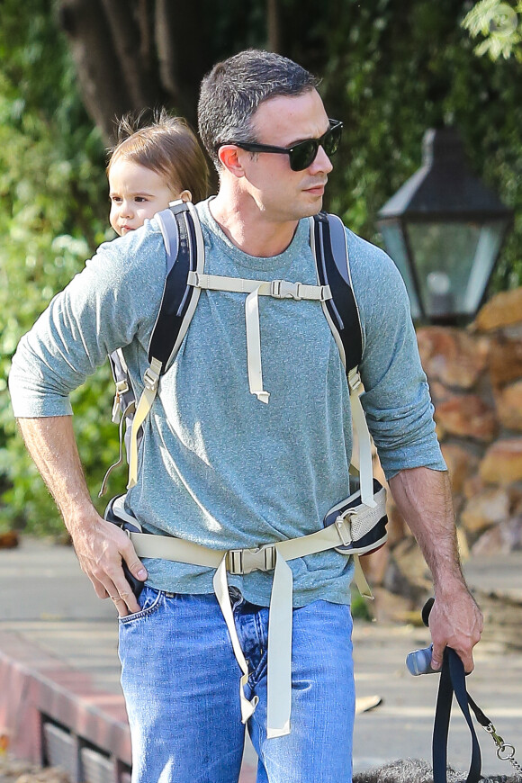 Freddie Prinze Jr. avec son fils Rocky James à Los Angeles, le 15 décembre 2013.