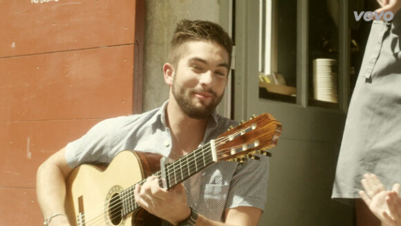 Kendji Girac, guitare à la main, dans son clip Color Gitano.