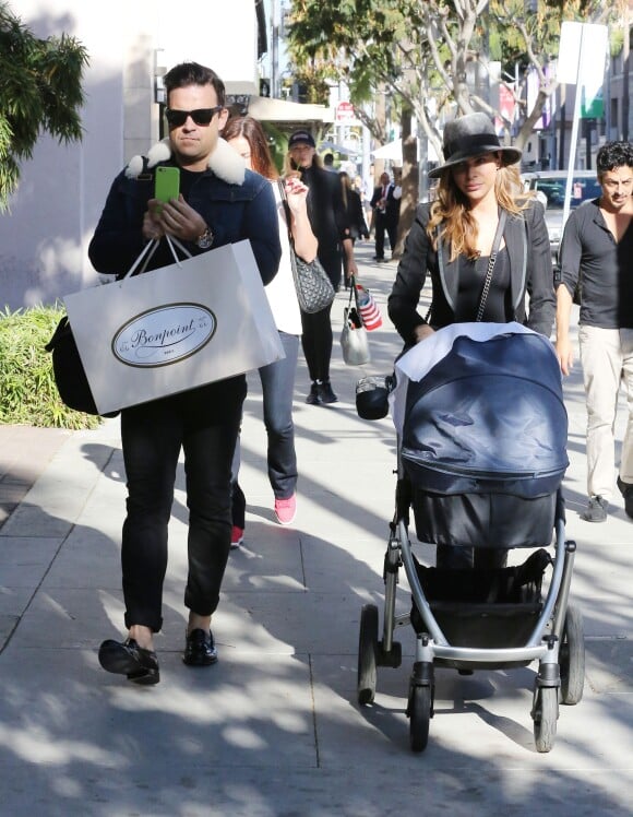 Robbie Williams se balade avec sa femme Ayda et leur nouveau né Charlton Valentine Williams dans les rues de Beverly Hills, le 21 novembre 2014.