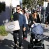 Robbie Williams avec sa femme Ayda et leur nouveau né Charlton Valentine Williams dans les rues de Beverly Hills, le 21 novembre 2014.