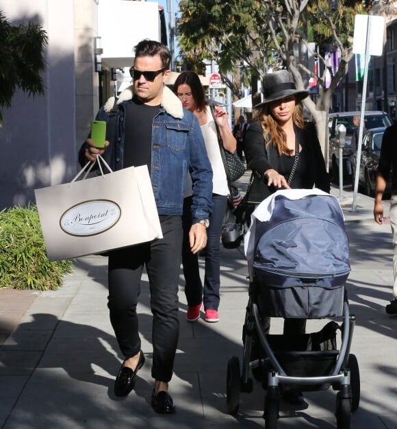 Robbie Williams avec sa femme Ayda et leur nouveau né Charlton Valentine Williams dans les rues de Beverly Hills, le 21 novembre 2014.