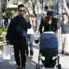 Robbie Williams se balade avec sa femme Ayda et leur nouveau né Charlton Valentine Williams dans les rues de Beverly Hills, le 21 novembre 2014.