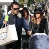 Robbie Williams se balade avec sa femme Ayda et leur nouveau né Charlton Valentine Williams dans les rues de Beverly Hills. Le 21 novembre 2014.