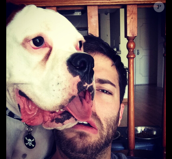 L'acteur et mannequin Corey Sligh et son chien. 2014.