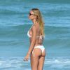 Laura Cremaschi, sublime en bikini blanc, profite d'un après-midi ensoleillé sur une plage de Miami. Le 28 novembre 2014.