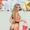 La torride Laura Cremaschi en pleine séance photo sur une plage de Miami. Le 29 novembre 2014.