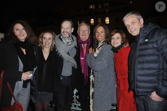 Alain Bouzigues, Nathalie Marquay-Pernaut, David Brécourt posent avec les comédiens de la pièce lors de générale de la pièce "Ticket Gagnant" au Théâtre du Gymnase à Paris, le 1er décembre 2014.