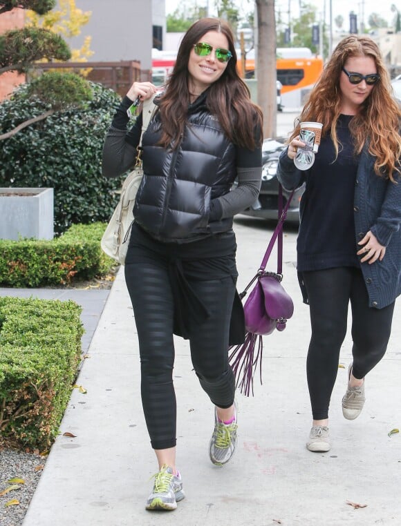 Jessica Biel se promène avec une amie dans les rues de Los Angeles, le 1er décembre 2014. Serait-elle enceinte ?
