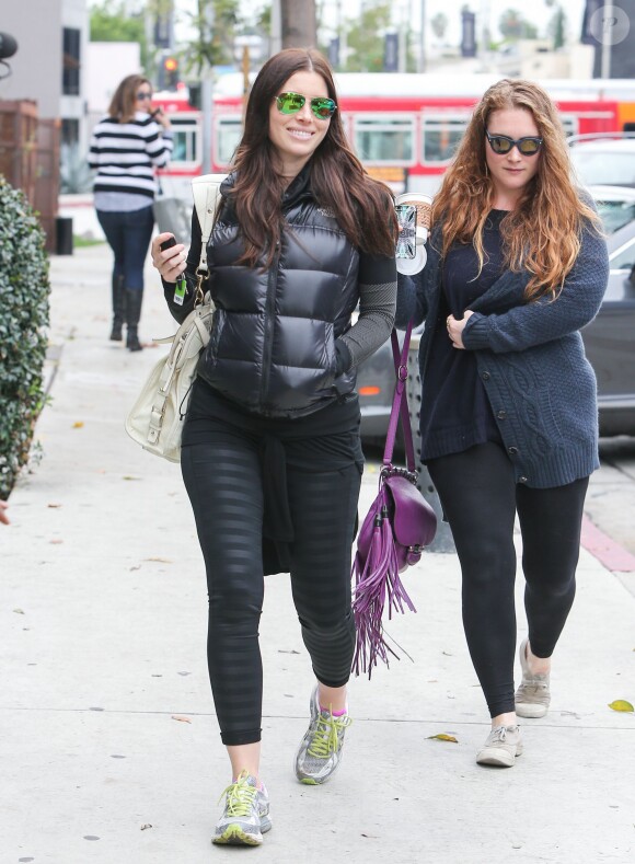 Jessica Biel se promène avec une amie dans les rues de Los Angeles, le 1er décembre 2014. Serait-elle enceinte ?