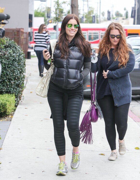 Jessica Biel se promène avec une amie dans les rues de Los Angeles, le 1er décembre 2014. Serait-elle enceinte ?