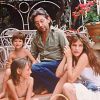 Serge Gainsbourg et Jane Birkin, avec Charlotte Gainsbourg et Kate Barry en 1977 à Saint-Tropez