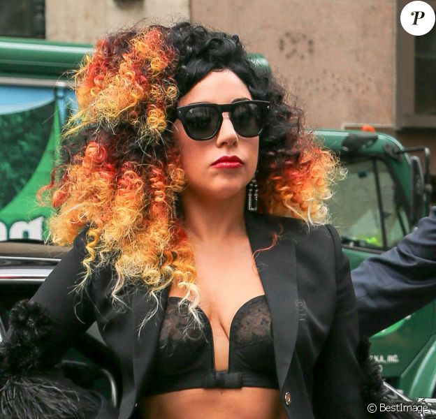 Lady Gaga va faire du shopping chez Cartier &agrave; New York, le 2 d&eacute;cembre 2014.